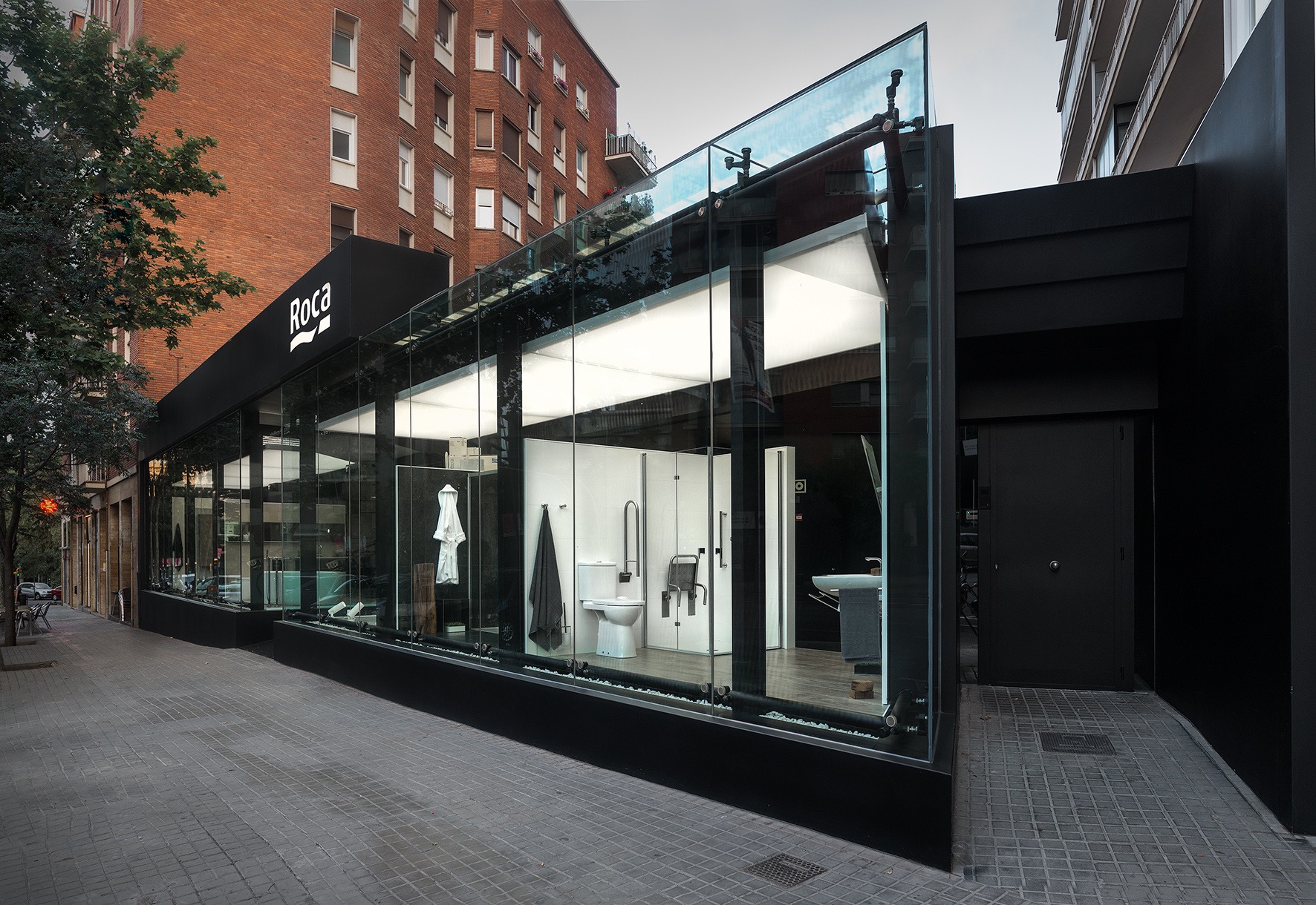 <p>The best and largest display of Roca bathroom products and floor and wall tiles, with the option of requesting an appointment for personalised attention.&nbsp;</p>1